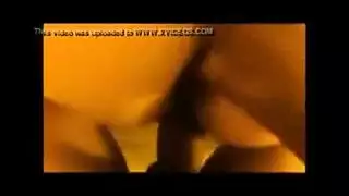 فتاة الشاطئ الشبقية تطحن على عمود صلب مع أنين