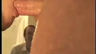 في يوم سعيد ، امرأة مفلس مفلس تمتص قضيبين في نفس الوقت