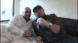 جنس صارخ مع أثداء كبيرة في وضعية متطرفة
