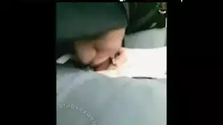 عاهرة محجبة تظهر ثدييها وتطلب قضيبًا إباحيًا قاسيًا