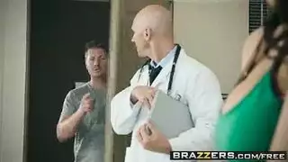 زوجة وقحة تنتشر لقضيب الطبيب الصلب