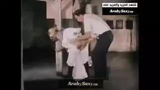 عامل مزرعة إيطالي من المدرسة القديمة يأخذ قضيبًا صلبًا
