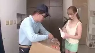 أثاث الفتاة المثيرة يتم تدليكها قبل وضعية الكلب المكثفة