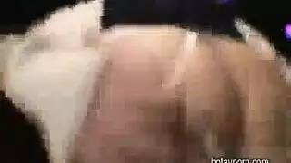 عاهرة مشعرة تأخذ قضيبين علاقة جنسية جماعية