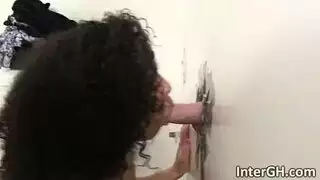 دمية الجنس السمراء كبيرة الصدر تحصل على قذف على الوجه