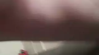 عاهرات سوداء وبيضاء تقبلان فرنسياً قبل أن يدمر قضيب جلدي ضخم مهابلهما