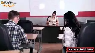 المدرسة المشاغبة تأخذ جماع جماعي على المكتب